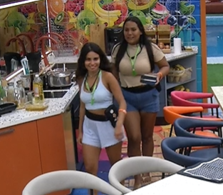 daeddra's tweet image. "Ele é doido né amiga?"