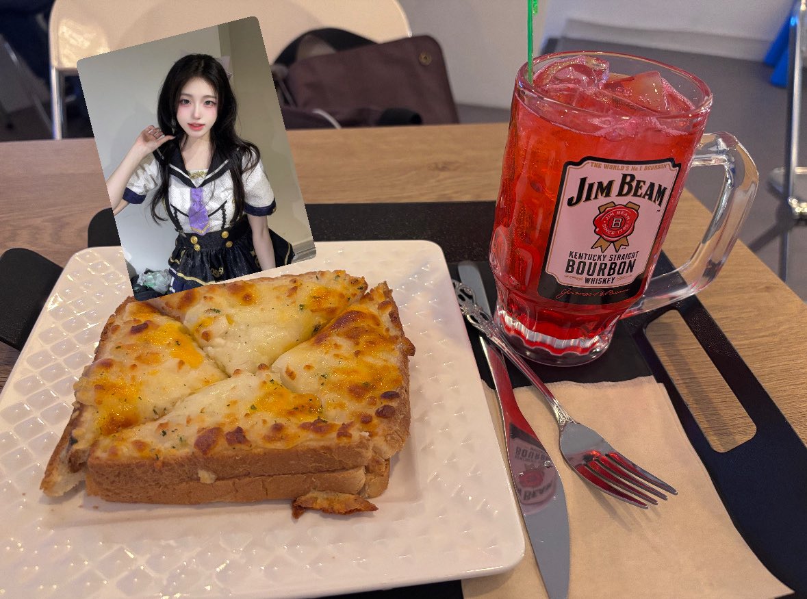 #로즈미미
장미하이볼이길래~
옥타바 오면 소울버튼블루 와줘야함🤣👍🏻