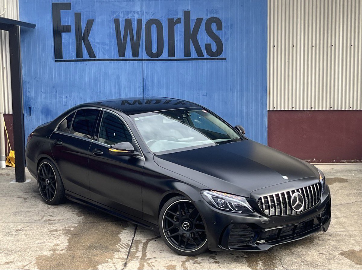 works_fk's tweet photo. ベンツCクラス　ボディカラーそのままでマットクリヤーのみで全塗装30万~  ルーフは純正塗装のまま　+前後薄スモーク塗装 https://t.co/VZ7mErYqan