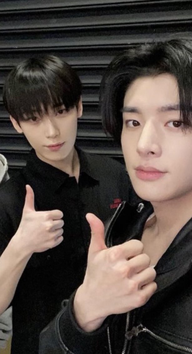 xoftac's tweet image. 오우 이거 선젴 느좋 ㅎㅎ
음기술사가 마법써서 멍뭉이를 인간화시킴 ㅎ