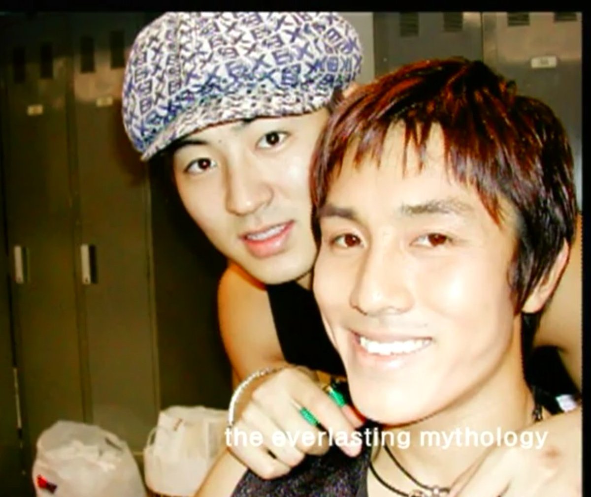 동완: "키 큰 남자를 꼬시려면 머리를 쓰다듬어야 효과적" 같은 걸 뭔가 봤기 때문에 술 취한 진이의 머리를 쓰다듬어 보니 한동안 상의 자락을 놓아주지 않을 정도로 사랑받았으니 이건 정말 미쳤다