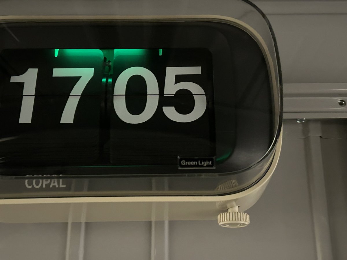 コパルのパタパタ時計、モデル802(輸出仕様)を車庫内に設置。
かなり前にebayで購入し、ようやく活躍の場が来ました。