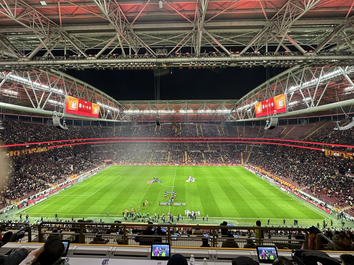 kingspordark's tweet photo. Son 3 sezonun şampiyonu(!), 3 puan farklı bu sezonun liderinin hem de Cumartesi akşamı oynanan maçındaki tribünlerin hali. 

Gençler siz bilmezsiniz bunlar hep böyleydi. İş yerinde, okulda sizinle 3 senedir futbol konuşanlar yavaş yavaş başka muhabbetler açmaya başlayacak.

Uzun yıllar Fenerbahçe’nin Abdi İpekçi’deki basket maçlarına gelen taraftar sayısı, Ali Sami Yen’e futbol maçına gelen taraftar sayısından fazlaydı. O günler tekrardan yakındır inşallah.

Uzun süredir şampiyonluğa olan hasrete rağmen Fenerbahçe’ye aşkla bağlısınız ve bu kimsede yok. Unutmayın!