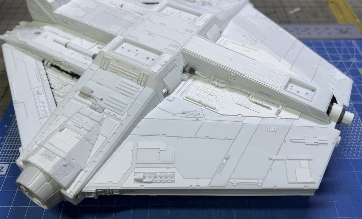 GillesV27t's tweet image. 後方下面のパネルやらディテールワークが終わりました。これでゴーストの本体表面のパネルは終わり。続いてまだやって無かった上面の配管を終わらせてゴチャメカに移ります。
#144theghost #ghostphantomII #scratchbuild #StarWars