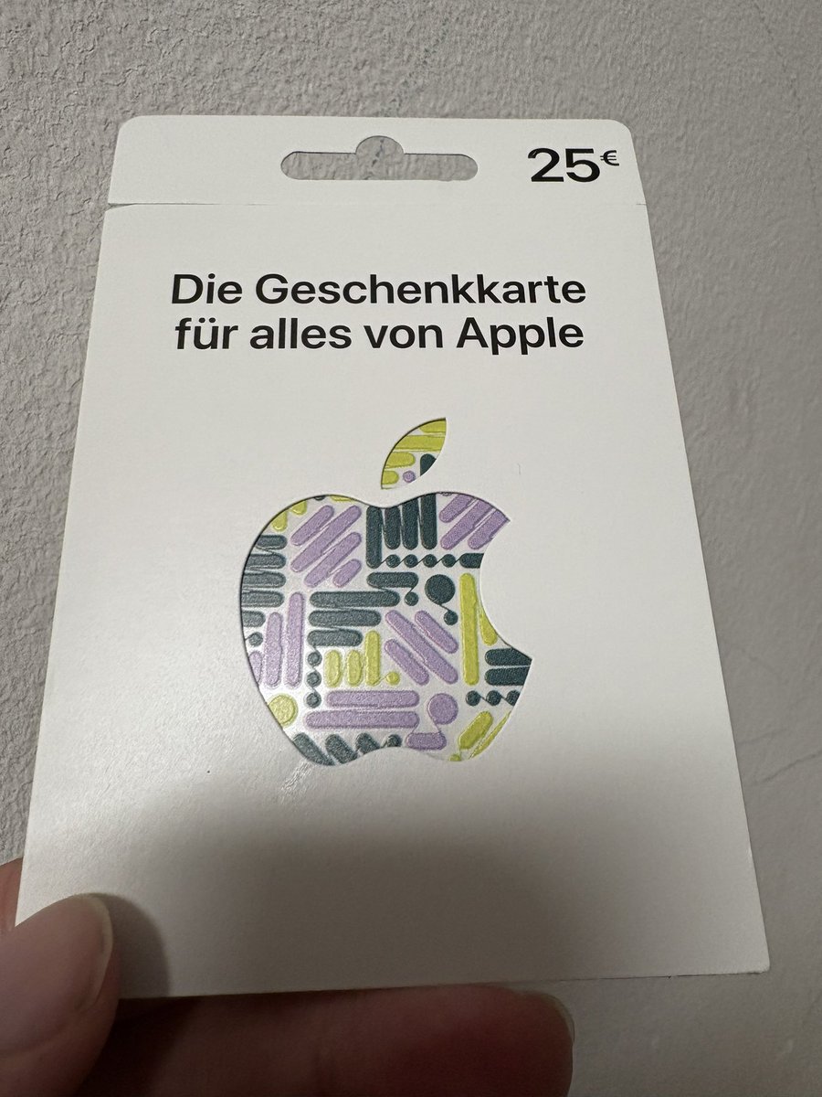 一千粉丝说要抽奖送一个25欧元的苹果礼品卡这两天一直忘记去买了昨天去买到了这个卡我一看都已经2000粉丝了