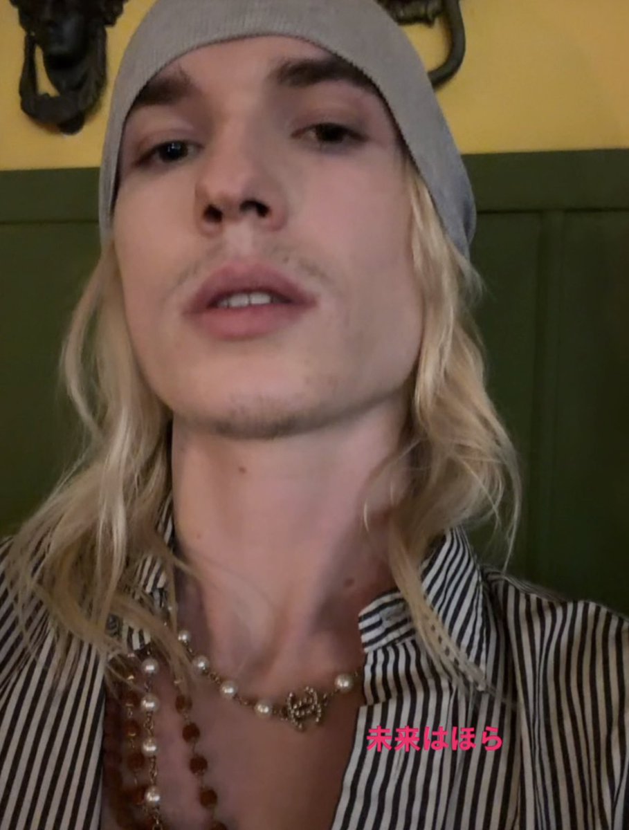 PopCrave's tweet image. 2hollis looks chiseled in new photo.