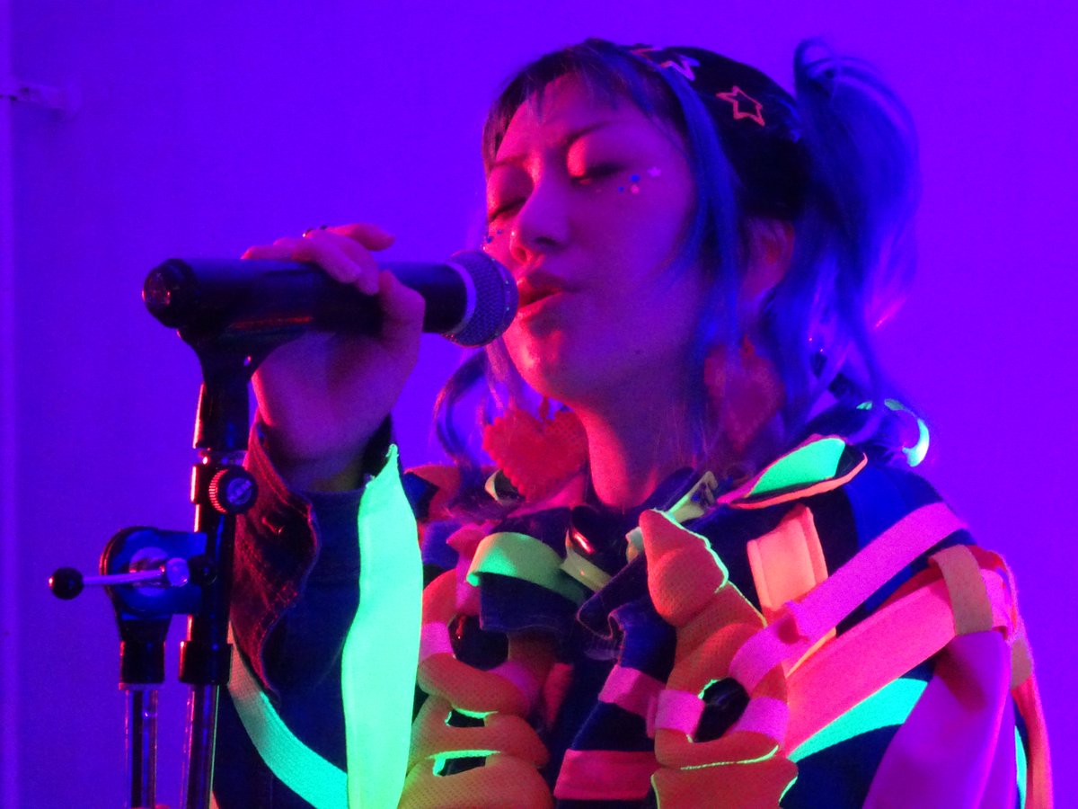 kinusaki's tweet image. いやぁホントに昨日の #Tnaka さんも凄かった。
あまりの楽しさに40分が一瞬で、時間感覚がマジで狂った。観客と同じ床に立つ０gという会場がセトリの熱さを倍増させる上、対バンなのにワンマンのように盛り上げるフロアとの相乗効果で最初から最後までクライマックスだった。歴戦の演者が持つ底力。