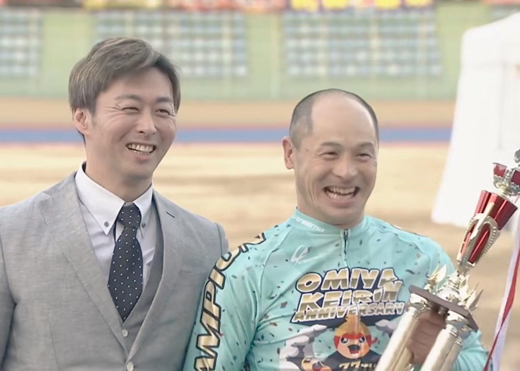 coro_coro627's tweet photo. 大宮決勝

つるちゃんかあややどちらか
頭当たった😆

つるちゃん単騎最高でした！🧡

2022年6月以来の
G3、7度目優勝🏆️😭😭

めちゃくちゃ嬉しかったー😭

インタビューは平原様で
２人ニコニコ☺
たまらん過ぎた😆♥️
始終ペコリいい人滲みでてる😆

つるちゃん
本当におめでとうございます😭 https://t.co/gvvIca2YuS