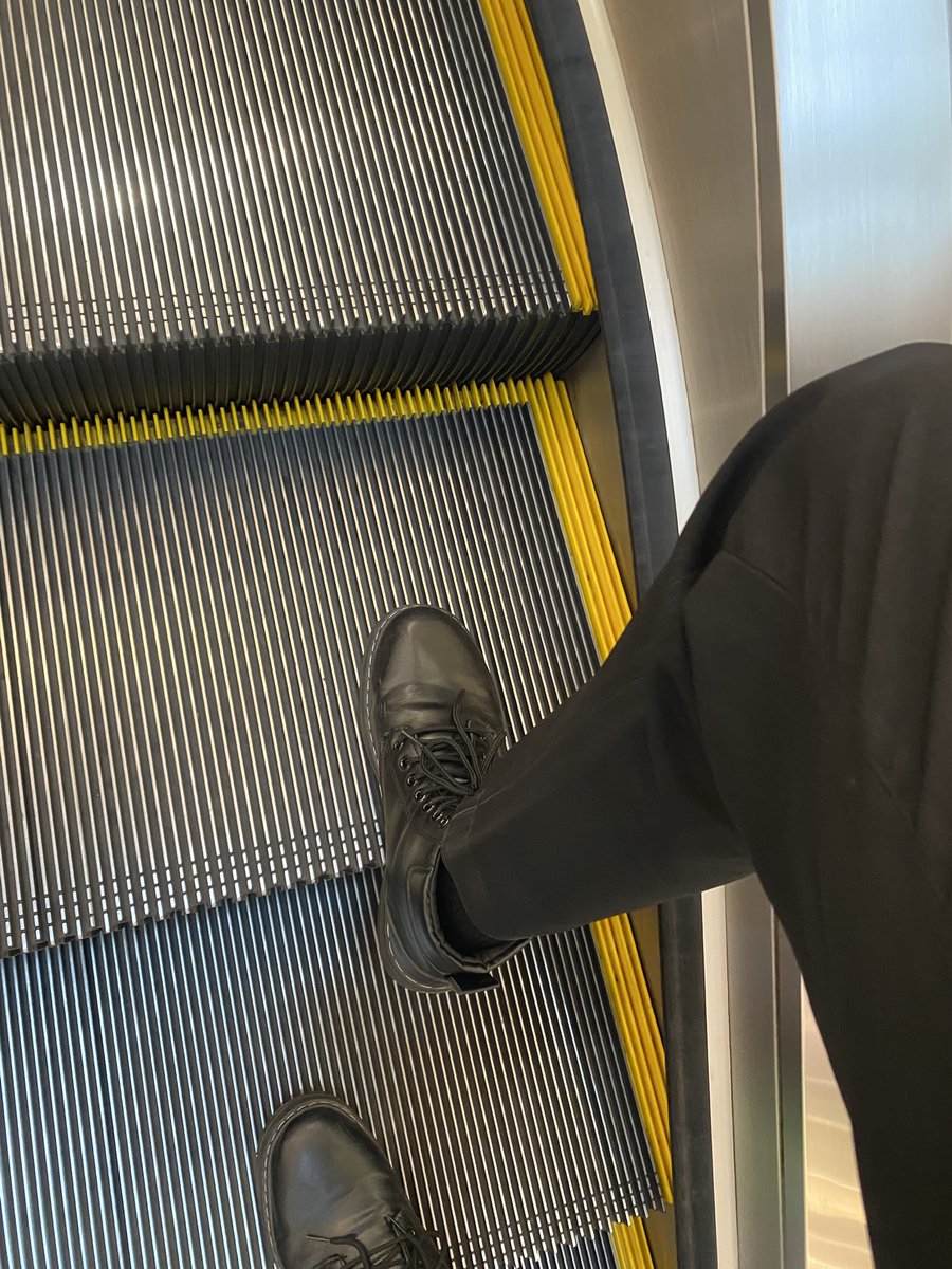 ไอ่เราก็ติดนิสัยตอนยืนบันไดเลื่อน หรือขึ้นบันไดแบบนี้สะด้วยสิ

อย่าหาทำตามนะ