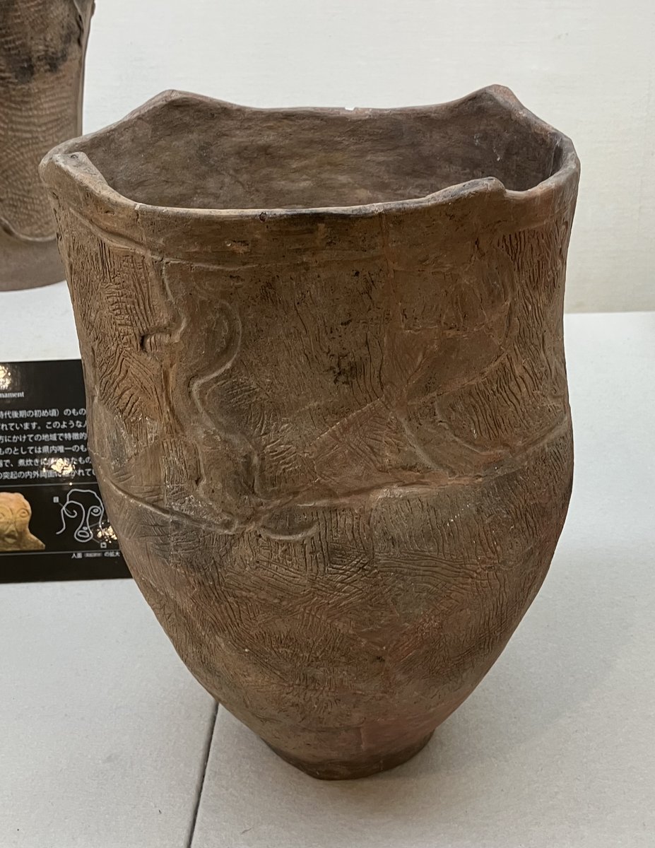 自宅に戻ってから画像比較したところ、メインの大型展示ケース内の土器