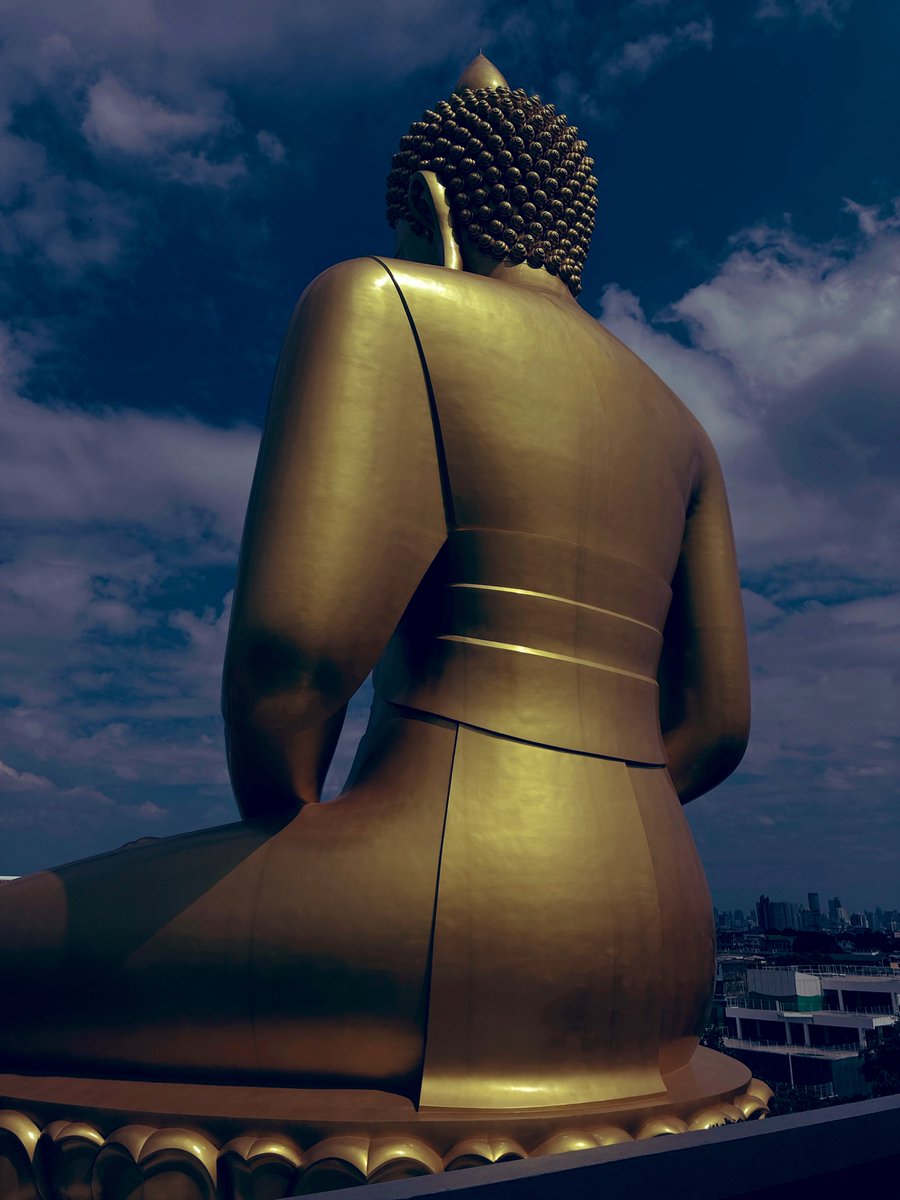 honest630's tweet photo. タイ🇹🇭の巨大な仏様の背中は
やけに頼もしかったなぁ〜🥰
(どうやって作ったのだろうか✨?)
また行きたいよ🤍
#ワット・パクナム 🛕
#WatPaknam https://t.co/l3NJk2E5eb