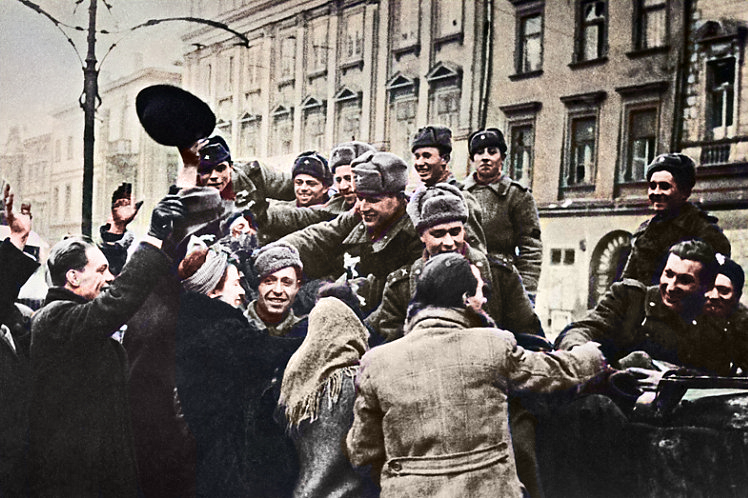DaniMayakovski's tweet image. El 17 de enero de 1945, el Ejército Rojo liberaba la ciudad de Varsovia de las garras del monstruo nazi, más de 200.000 soldados soviéticos dieron su vida en esta ofensiva por liberar la capital polaca.

La Varsovia que encontraron los soviéticos estaba casi totalmente destruida,…
