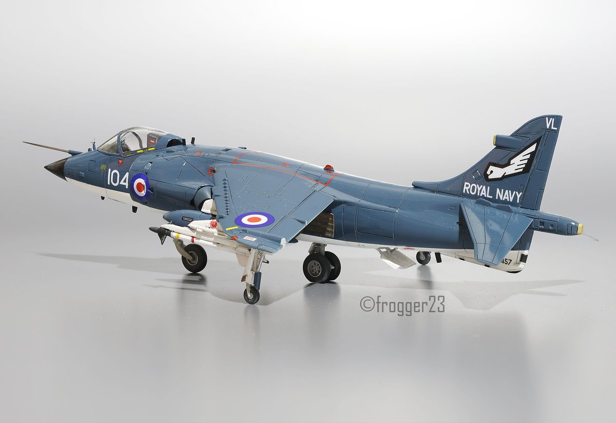 ハセガワ 1/72のシーハリアー FRS Mk.I 完成しました！ 細かいパーツやピカピカ仕上げに時間とられましたがフィニッシュできて良かった。英海軍機も最高すぎる！