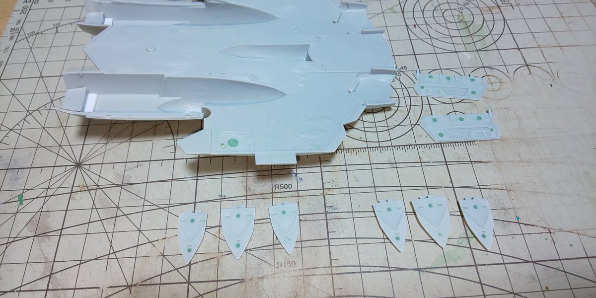 rianPSO2's tweet image. 処理終りだっぴ～(。-ω-)ノ
モールドも少し掘り直しとかもやったっぴ🐸
明日はコクピットと機体の内側の塗装だっぴ🐤