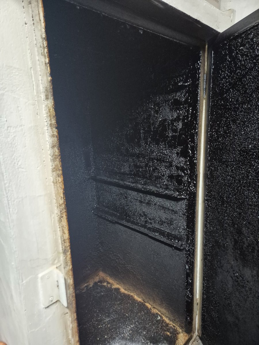 남해 와서 파독 간호사 분이 운영하는 숙소 왔는데 응접실부터 숙소까지 완벽히 독일식에 직접 만드시는 독일식 파운드케이크에 소시지 훈연실 까지 엄청나다