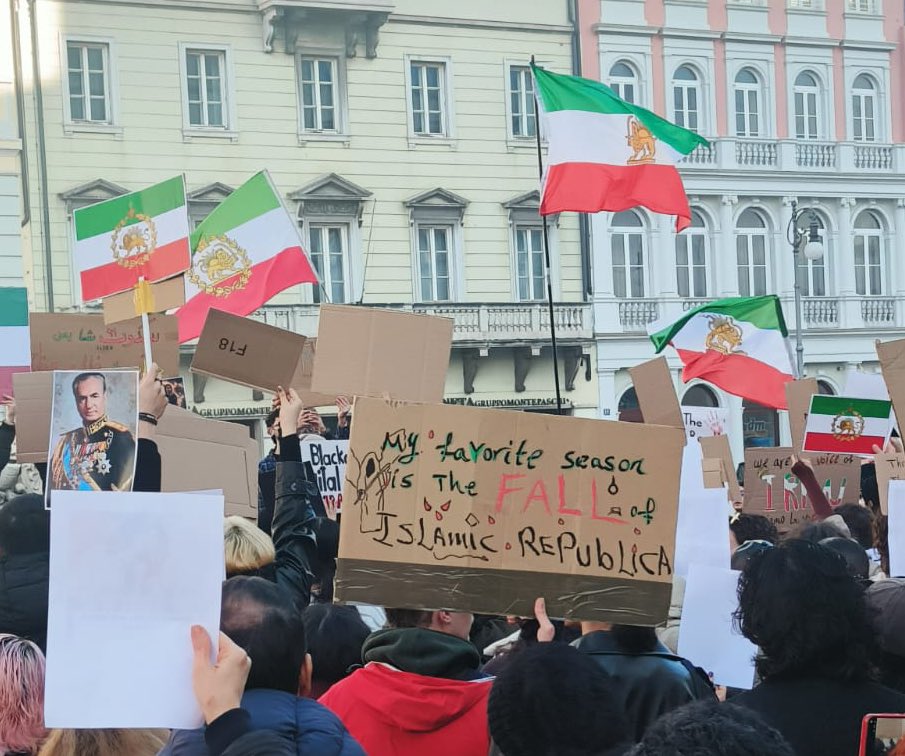 Ieri a Trieste manifestazzione contro il regimene degli ayathollas de l’Iran.

C'era scrito questo bellissimo cartello 👇🏻