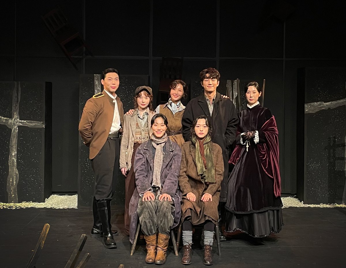 [#연극_정의의사람들] 첫공 페어 사진 공개⚖️

🪑 𝗗 - 𝗗𝗔𝗬

정의를 향한 결단의 순간을
함께해 주신 관객분들께 감사드립니다.

야네크役 #이서현
스테판役 #김준식
도라役 #최하윤
야넨코프役 #이정화
부아노프役 #이사계
스쿠라토프役 #최승하
총독부인役 #전재희

-
2026.01.18 - 2026.02.22