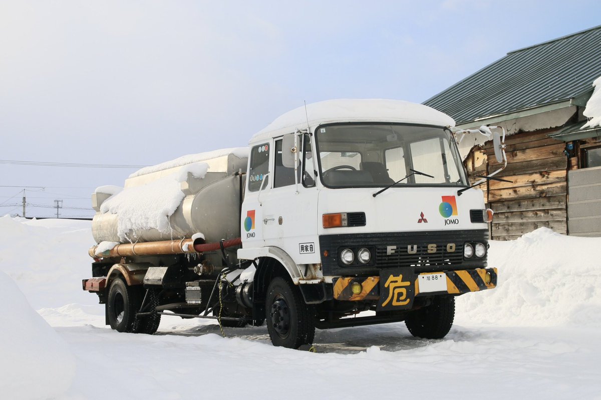 未だに現役！三菱ふそうFKのタンクローリー、JOMOのマークも素敵です