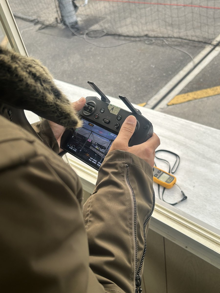 外は冬空。
でも操縦者は、暖房の効いた室内。
ツキノワドローンスクールでは
寒さに震えず、集中して
屋外操縦練習ができます。

#ドローン操縦
#ツキノワドローンスクール
#快適講習