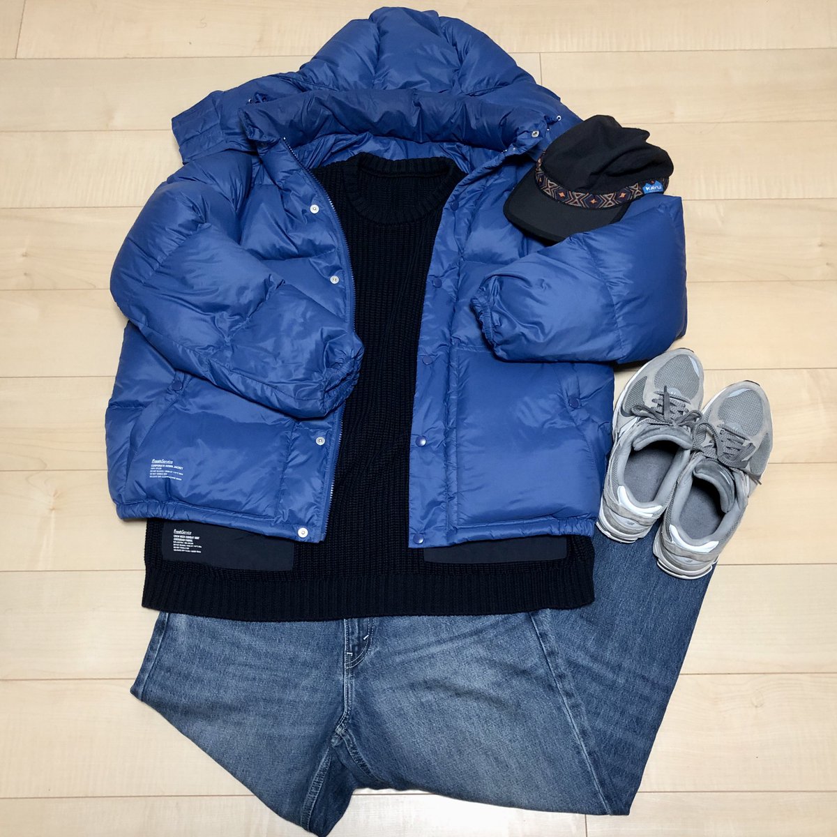 素材とかサイズに起因するんだろうけど着心地の良いものがやっぱり良いんだよなぁ。

上/ 青選んで良かったFreshServiceのダウン
中/ FreshServiceのコットンコマンドニット
下/ 言うほど当時流行った記憶がないlevi'sのSilverTab
靴/ マイスタンダードのnewbalance2002