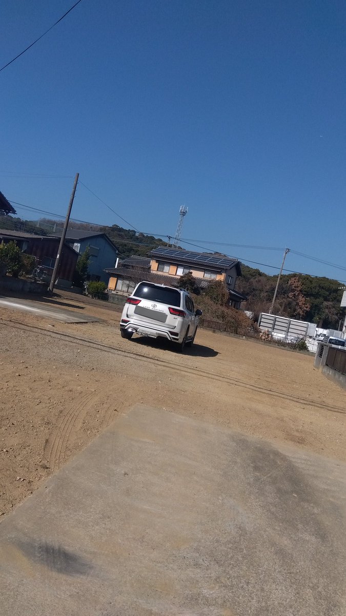 3p6Bq's tweet photo. 今日はお父さんとお昼ご飯食べがてら今年の夏頃に建つ家の土地を見に行ってきたよ！解体も終わって次は基礎をしていくらしい🤔 https://t.co/VmfjkDBpE3