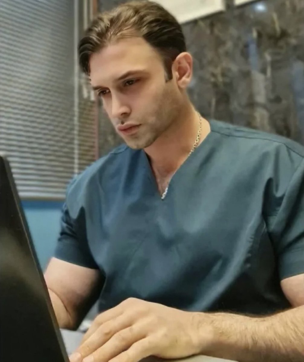 Masoud Bolourchi, 37 ans, physiothérapeute et fondateur de la clinique Rush à Téhéran, a été abattu d'une balle dans la nuque lors des manifestations de janvier 2026.

Sa famille a identifié son corps à Kahrizak. Après avoir subi menaces, pressions et extorsions, elle a