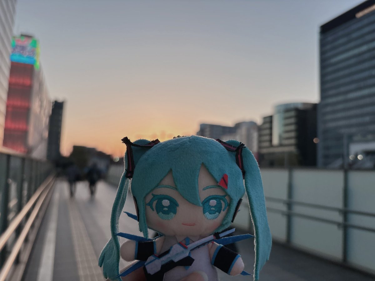 現地で一目惚れしてお迎えしたガンダムコラボぬい、小さきいのちすぎて....私が君を守るから....になってる