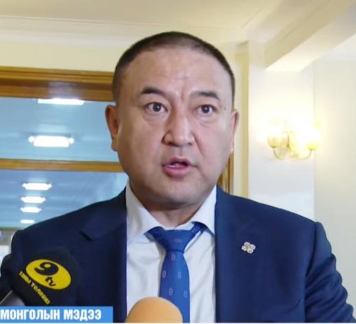 АТГ-ын хойшлуулшгүй ажиллагаагаар Чойжилсүрэнгийн зөвлөхийн гэрээс 7 тэрбум, туслахынх нь гэрээс хэдэн зуун сая төгрөг бэлнээр, бас яамных нь дарга нар ачигджээ.
Эр хүн шиг гарч ирээд багаа, залуусаа хамгаалж ганц ч үг хэлэлгүй амиа бодоод зугатчихлаа тэ.