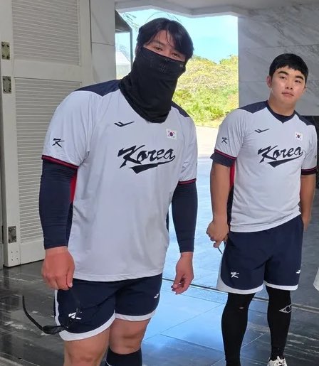 eeegggssh's tweet image. 그만웃기셈 
00년생이랑 04년생인거 서로다른의미로
아무도안믿을거같으니까진짜그만웃기라햇어