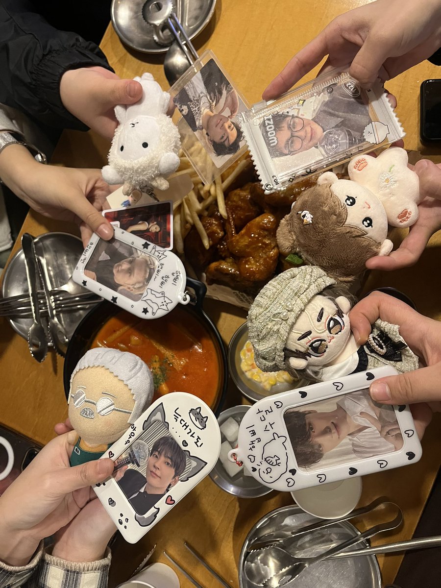 Alltimeluv_413's tweet photo. 승관이 생카 다 끝나구 회식~!
다들 1년동안 고생했다…🥹❤️
@kyou_1010_ @hoyamii_ @ho_5xi 
@un_0303 https://t.co/ahhRTN6Wu7