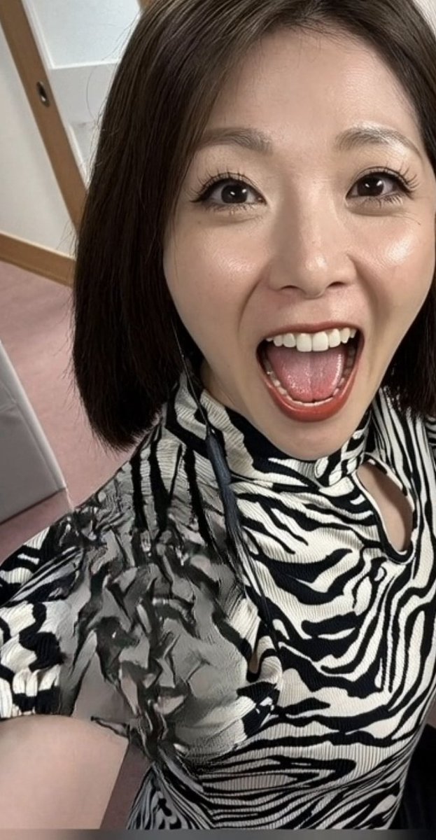 ゼブラ柄のハイネックに切れ込み入ってその赤い口紅と唾液で
ぬるぬるしてそうな舌
はぁ...興奮してきた！
あ～チンコがどんどん大きくなってく
我慢できないオナニーする！