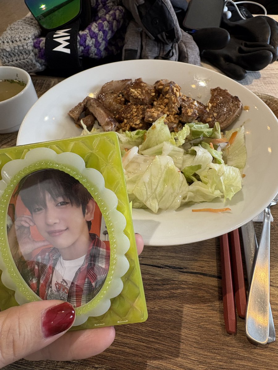 週末は毎年恒例の長野スノボ旅へ🏂
今年は野沢温泉♨️
初日は天気もよく、景色が最高でした🏔️
そして昼に食べたラムステーキが大変おいしかったです✨

そんなわけで、まだインスタライブは見れてないので、これからありがたくあげてくれている動画を見たいと思います🫡