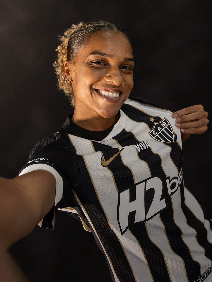 𝐓Á 𝐄𝐌 𝐂𝐀𝐒𝐀! 🏠🐔

Nascida em Contagem, a meio-campista Larissa é a nova jogadora das #Vingadoras. Com experiência internacional e passagens por Espanha e Equador, Larissa retorna ao Brasil para vestir a camisa do #Galo.

Pra cima! 💪⚽