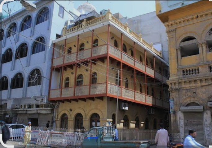 TariqMahmo11134's tweet image. کیا آپ جانتے ہیں کہ پاکستان کا پہلا دارالحکومت اسلام آباد نہیں بلکہ "روشنیوں کا شہر" کراچی تھا؟ 🏙️🇵🇰
14 اگست 1947 کو جب ملک آزاد ہوا، تو قائدِ اعظم نے کراچی کو مرکز منتخب کیا۔ آئیے جانتے ہیں کیوں! (1/3) #Karachi #FirstCapital #PakistanHistory #CityOfLights