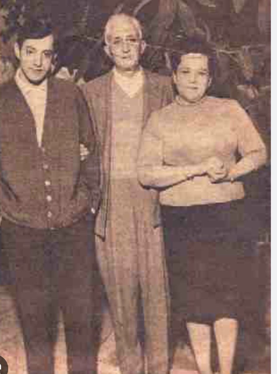 A 43 años de tu partida Don Arturo ya todo se ha contado. Solo decirte  que se te extraña y se te necesita. Gracias a la gente por recordarlo, por el cariño, el respeto y el afecto que nos brindan dia a dia. Gracias por todo abuelo.