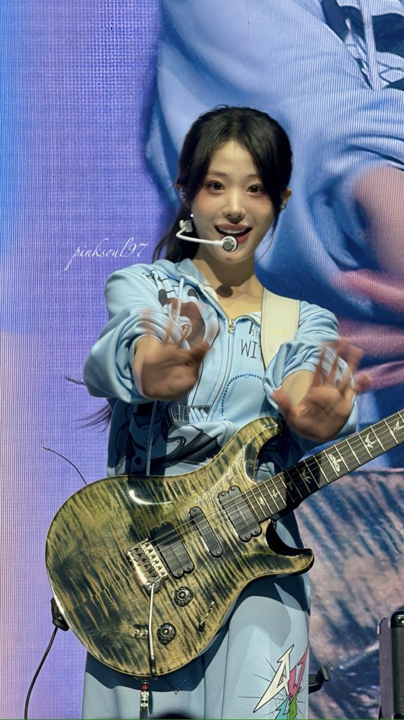 pinksoul97's tweet photo. 260117 Rockation in Kuala Lumpur
#QWER #큐더블유이알 #QWERinMY #QWERinKL #QWER_ROCKATION #ROCKATIONinKL #HINA #히나 https://t.co/q2XGsPrj1n