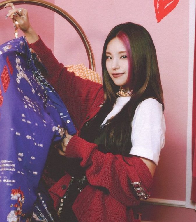 hourly yeji tweet media
