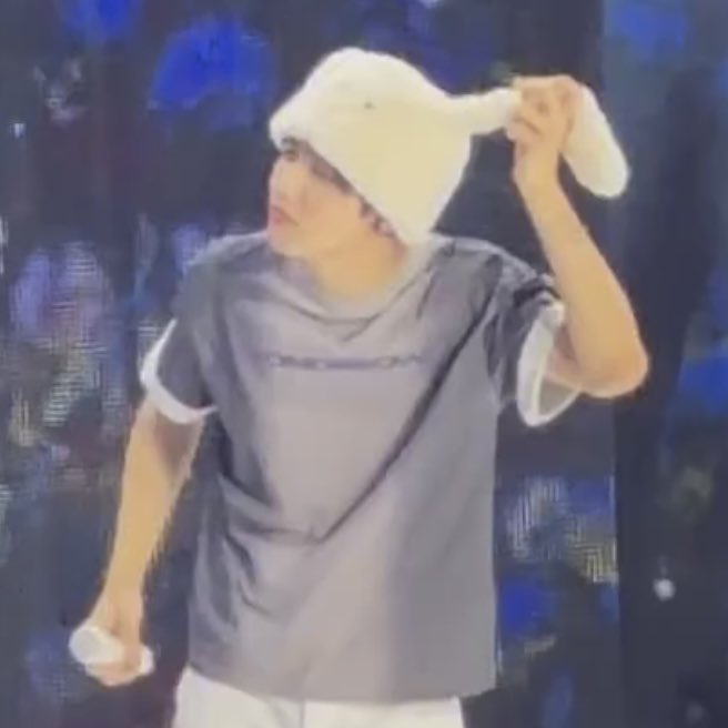 bunnychive's tweet image. 수빈 어이없고 귀여워 … 
모아들 소리 들으려고 토끼 귀 ( 모자 ) 들어 올림 

🔗xhslink.com/o/AOGDO9Z6vIs