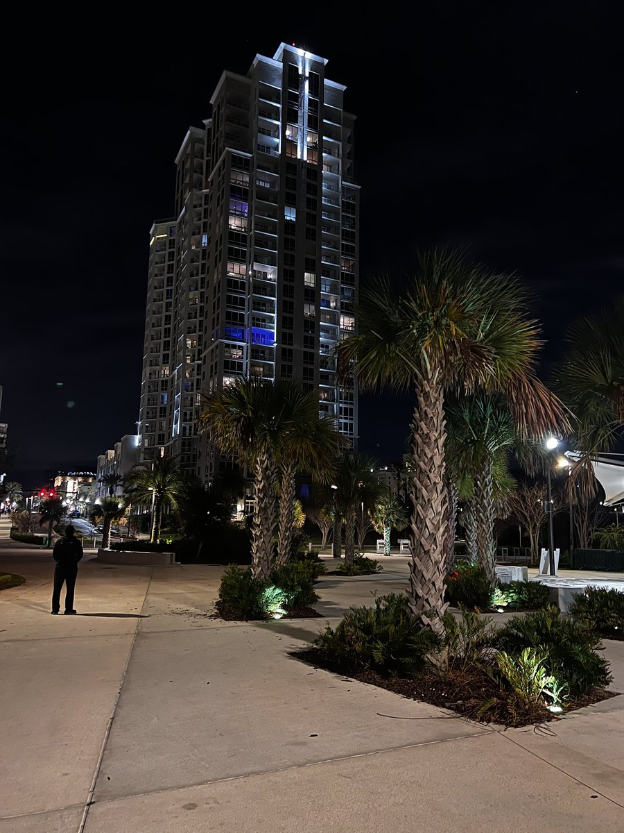 I love this city💗

I love being able to walk to the water everyday or night.

It’s really such a good vibe😍