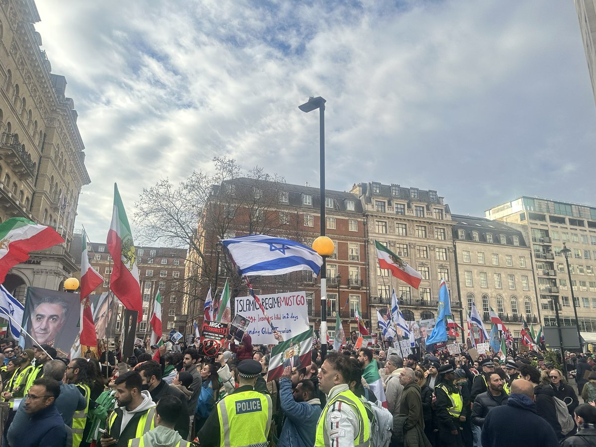 joshxhowie's tweet image. Gathering in front of the BBC. So they can see that Iranians exist.