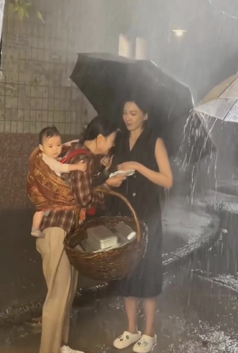 Kadeesayong's tweet image. ล่าสุดเกิดดราม่าในกองถ่ายละครสั้นจีนอีกแล้ว หลังมีนสดหญิงออกมาแฉเบื้องหลังถ่ายฉากฝนตก ให้เด็กตากฝนเทียมเกือบครึ่งชม. จนเด็กร้องไห้เพราะหนาวแต่ก็ไม่หยุดถ่าย
 
- ทีมงานให้นสดผู้ใหญ่กางร่มเพราะต้องโคลสอัพหน้า แต่ปล่อยเด็กโดนน้ำเต็มๆ

- นสดเสนอให้ใช้ตุ๊กตาเด็กแทน แต่ถูกปฏิเสธ…