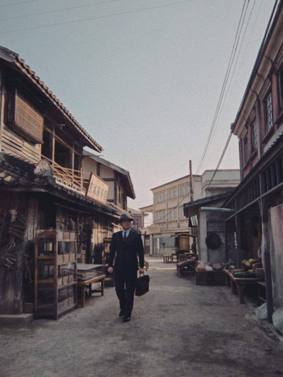 info059's tweet image. 자연스럽게 걷는 사진을 찍고 싶은데 하나라도 잘 나온 게 있으면 좋겠어서 발악하는 중