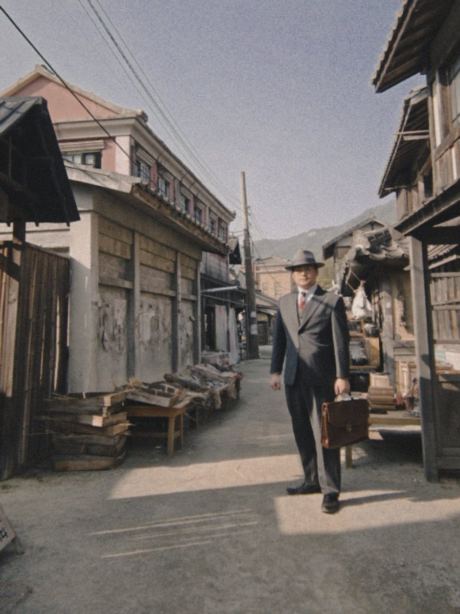 info059's tweet image. 자연스럽게 걷는 사진을 찍고 싶은데 하나라도 잘 나온 게 있으면 좋겠어서 발악하는 중