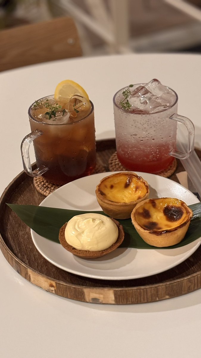 📍전포 서면 고메
밤 10시 반까지 하는 2층짜리 카페인데 타르트 맛집이기까지 함...
정말 이쁘니 카페 강추합니다!!!!
개인적으로 커스터드 크림+크림치즈 타르트인 로치타!!! 이거진짜 맛있어요 꼭드세요😍💕💕 
참고로 페스츄리 아니고 약간 과자같은 타르트지입니당