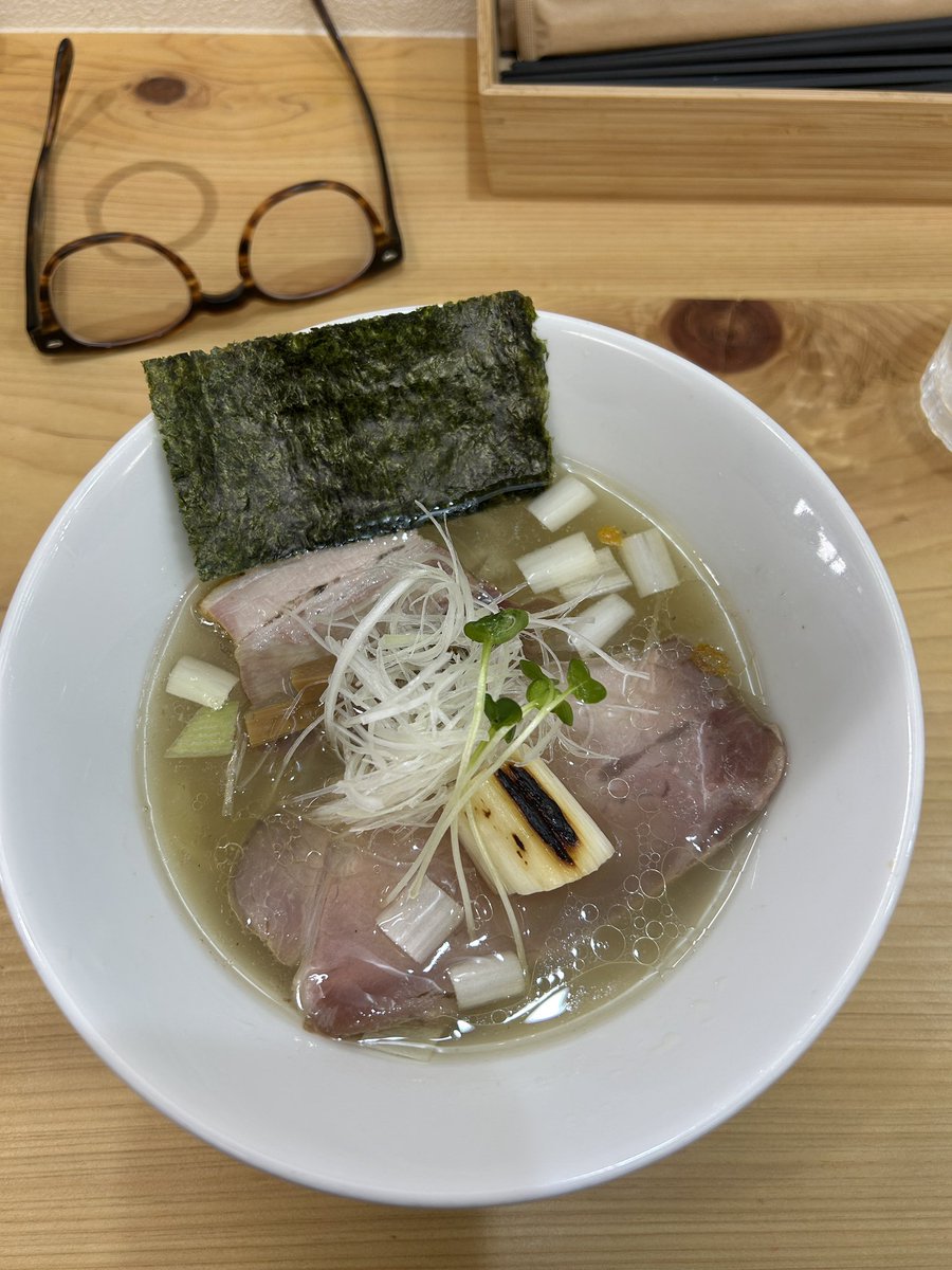 最近はラーメン食べるときひメガネを外しています。曇るからではありません。