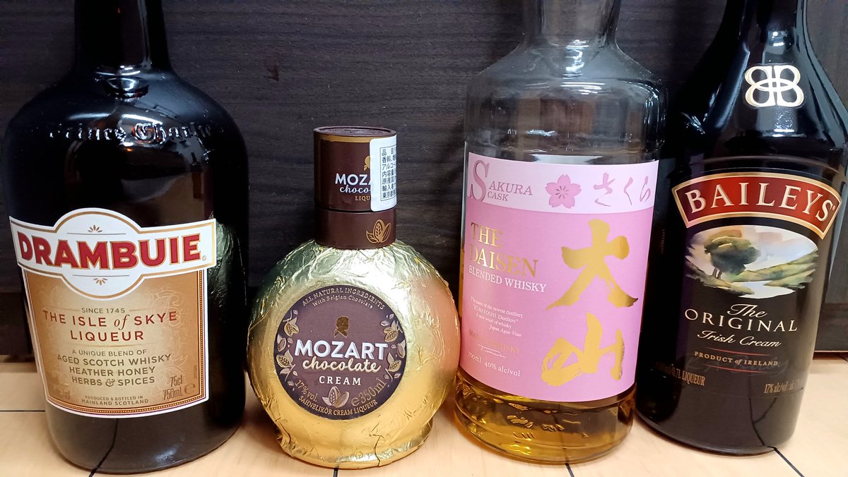 最近のカクテルの定番はこれ
チョコレートリキュール20ml
ハニー(orキャラメル)リキュール10ml
クリームリキュール10ml
ウイスキー10ml
コーヒー粉末 スプーン1杯+湯少量
牛乳150ml

これをカップに入れて2分レンチン