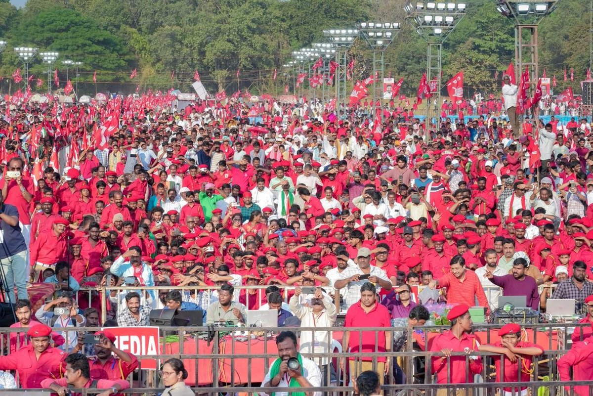 airnews_hyd's tweet photo. భారత కమ్యూనిస్ట్ పార్టీ ప్రస్థానం ఎన్నో త్యాగాల మయంగా కొనసాగుతోందని ఆ పార్టీ జాతీయ ప్రధాన కార్యదర్శి డి.రాజా అన్నారు. ఈ రోజు ఖమ్మంలో జరిగిన సీపీఐ శతాబ్ది ముగింపు ఉత్సవాల్లో ఆయన పాల్గొని ప్రసంగించారు. #CPI100Years #ProgressiveIndia #CPI
1/2 https://t.co/fHvWIgUfTg