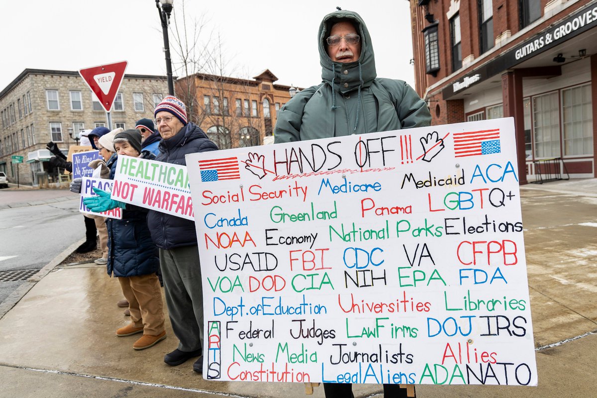 mlhumphries's tweet image. Jan. 17, 2026. Hudson, MA.  More photos at    tinyurl.com/4rkstxwa
People stood out at the Protect Our Democracy protest at the Hudson Rotary.  #hudsonma #stopthecoup  #RachelMaddow #nokings  #EndICERaids ##indivisible #protectourdemocracy #Resistance #AntiTrump #DumpTrump