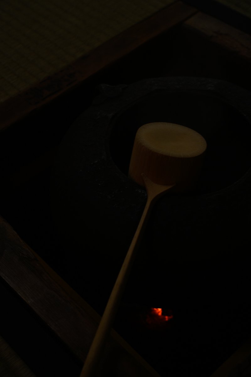 光を足すのではなく、
光を削いでいく。

茶の湯の空間は、
そうやって
見るべきものだけを
残してきました。

写真もまた、
同じだと思っています。