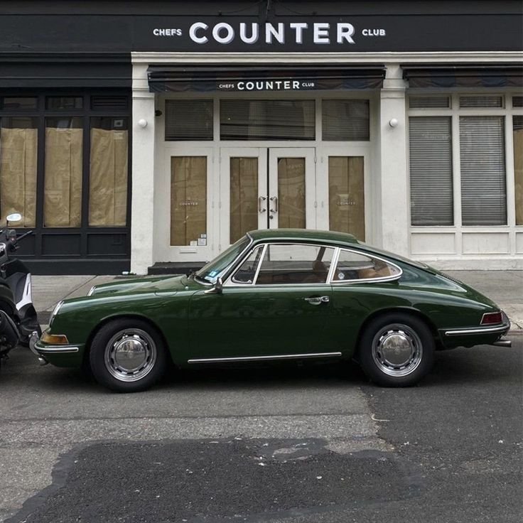 İngiliz yarış yeşilinin verdiği zarafeti taşıyan bir Porsche 912.